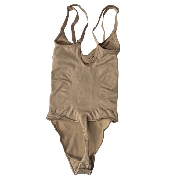 SKIMS SEAMLESS SCULPT THONG BODYSUIT IN MICA SIZE Small - Picture 6 of 8